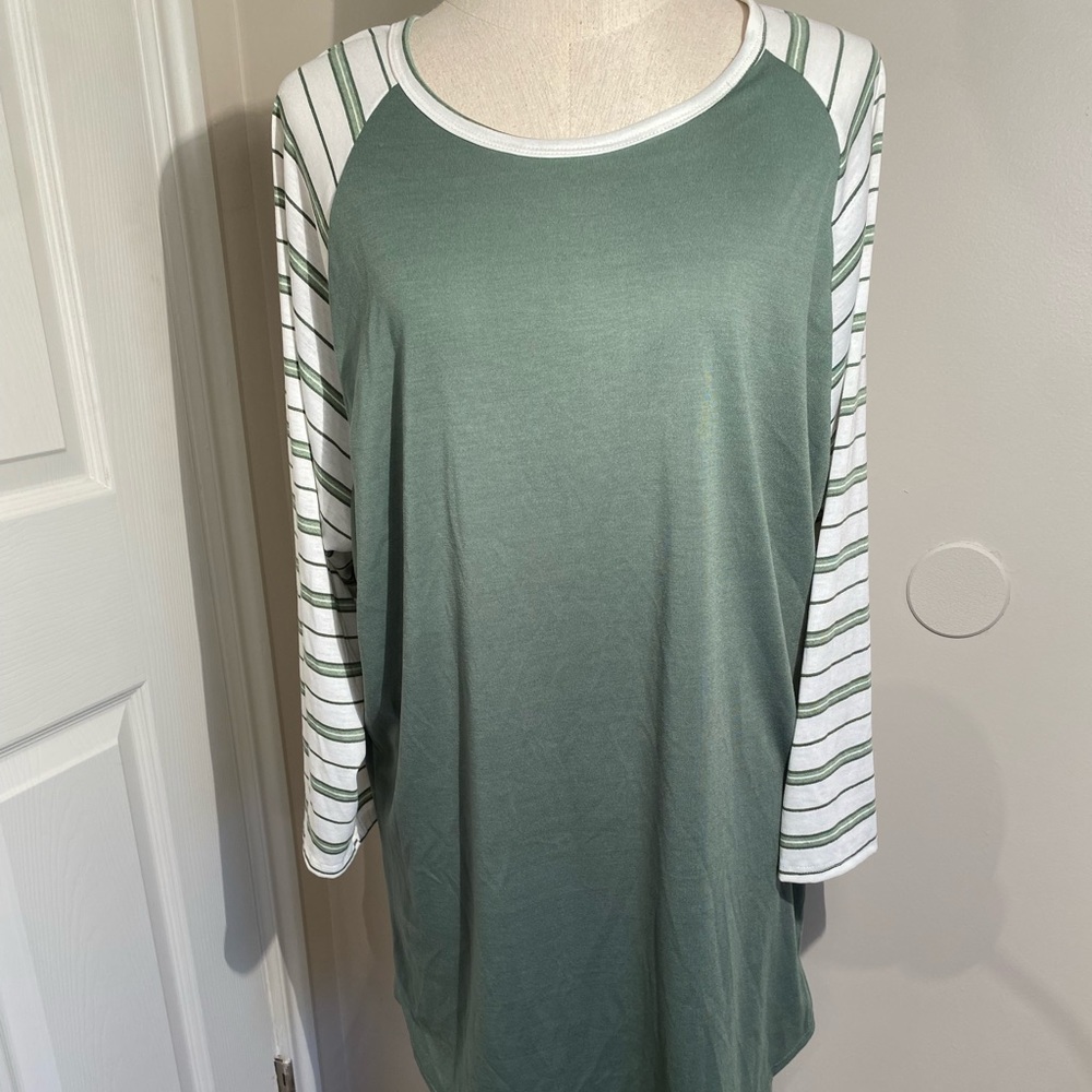 Luluroe woman’s plus size baseball tee 2x new